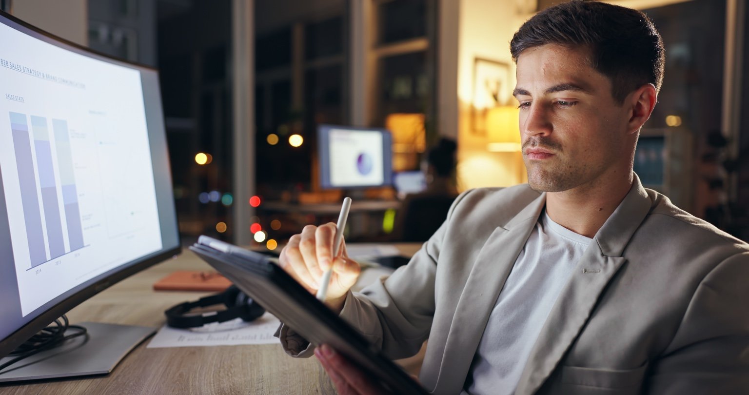 Profesional analizando datos y oportunidades de negocio